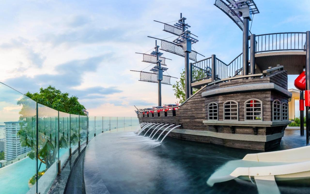 Somerset Патая Екстериор снимка The pirate ship at the park
