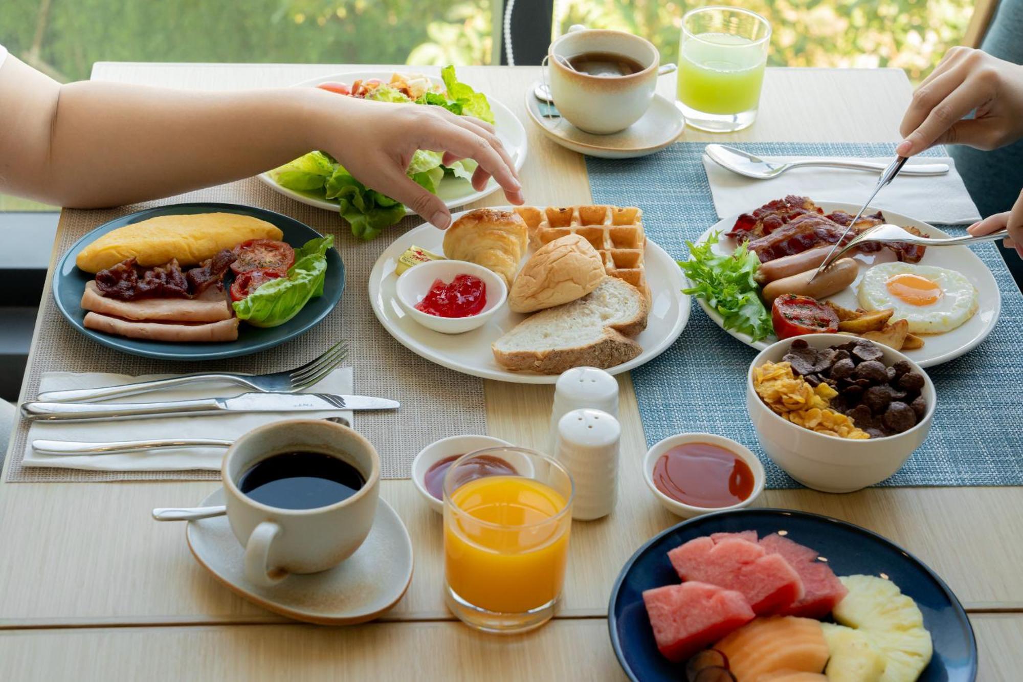 Somerset Патая Екстериор снимка A typical American breakfast