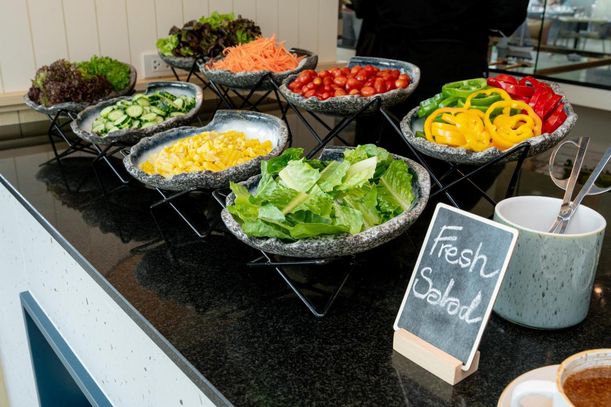 Somerset Патая Екстериор снимка A salad bar