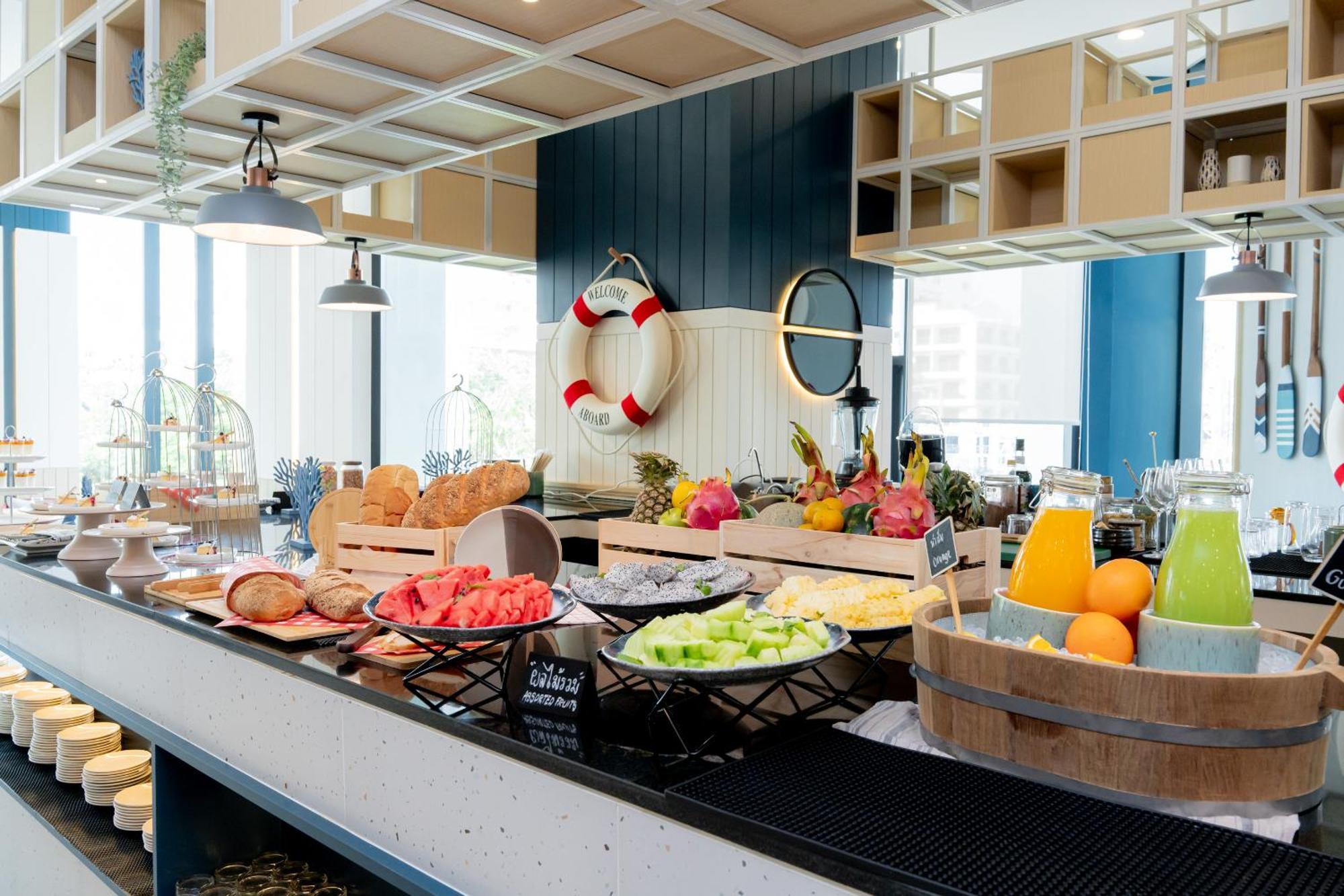 Somerset Патая Екстериор снимка A buffet at a hotel