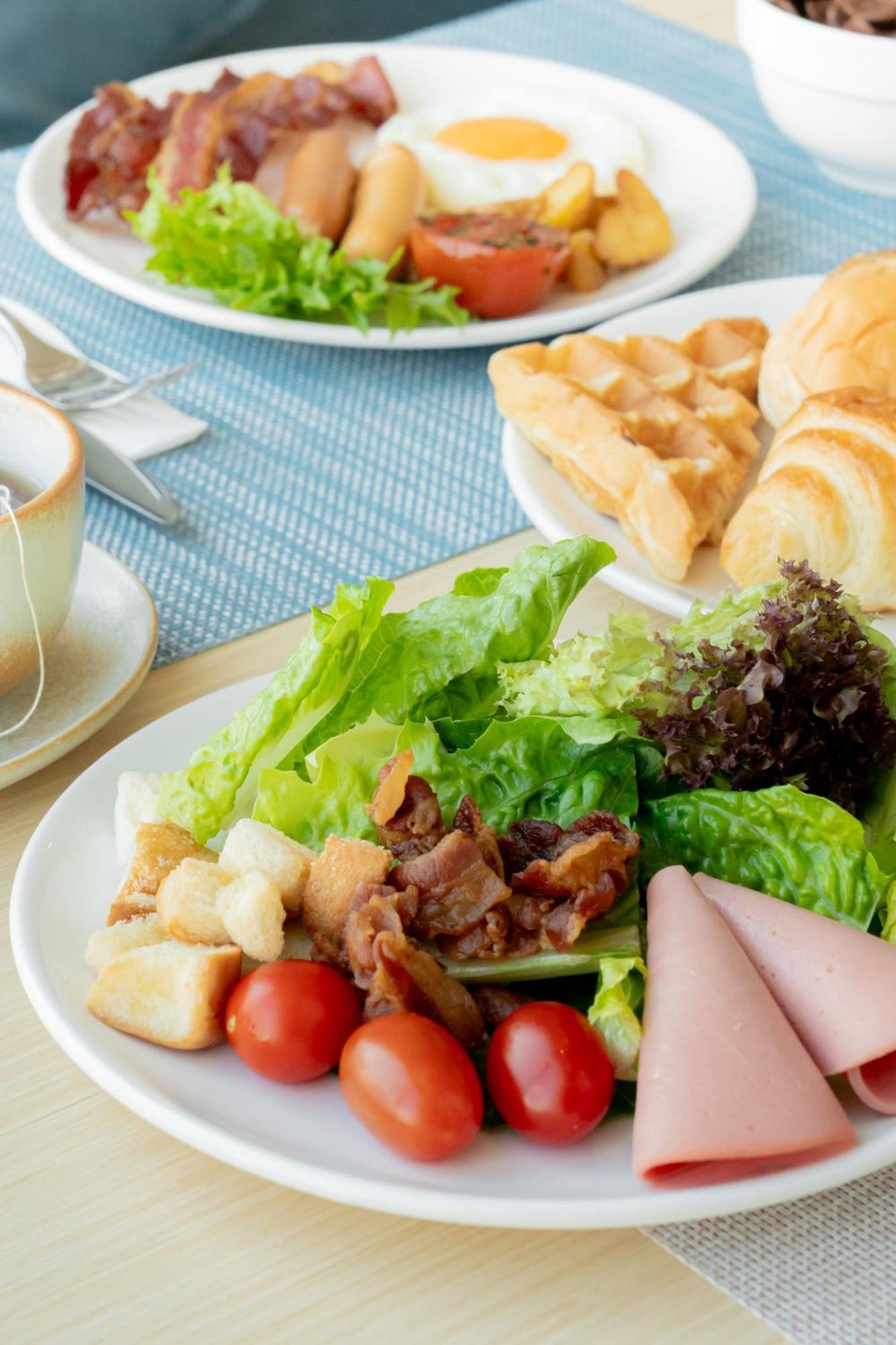Somerset Патая Екстериор снимка A salad with bacon