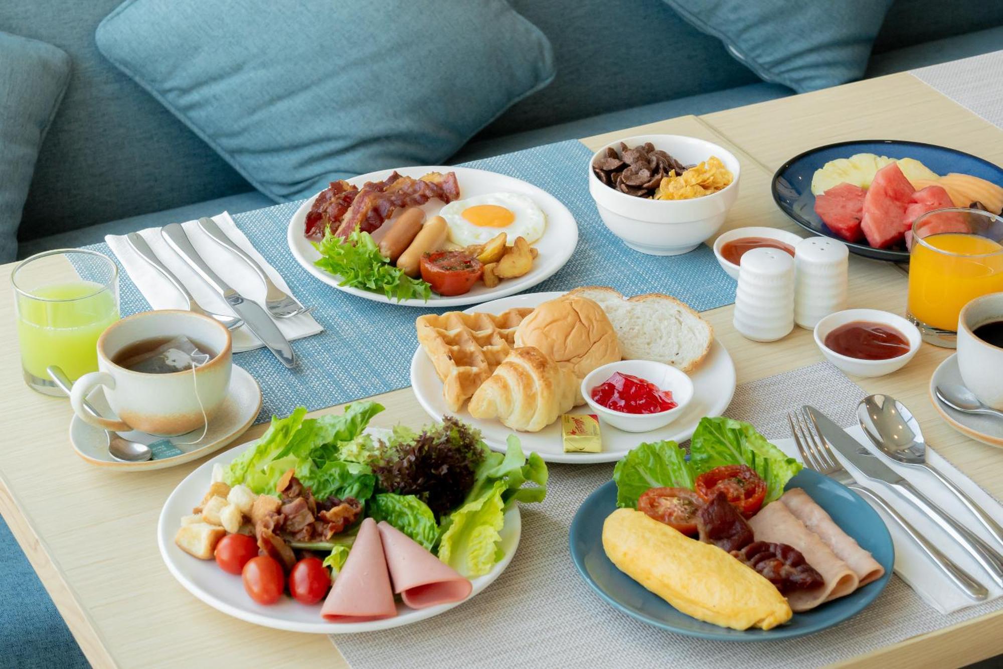 Somerset Патая Екстериор снимка A typical Western breakfast